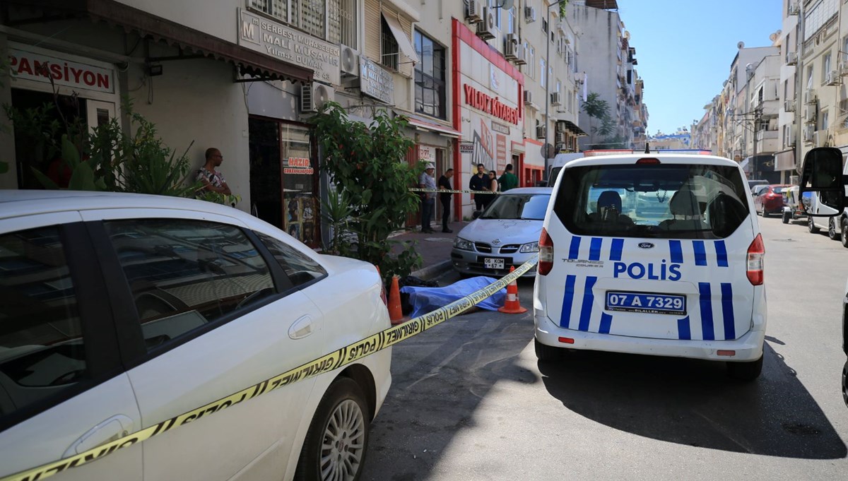 Antalya'da bir kişi kaldığı pansiyonun önünde ölü bulundu