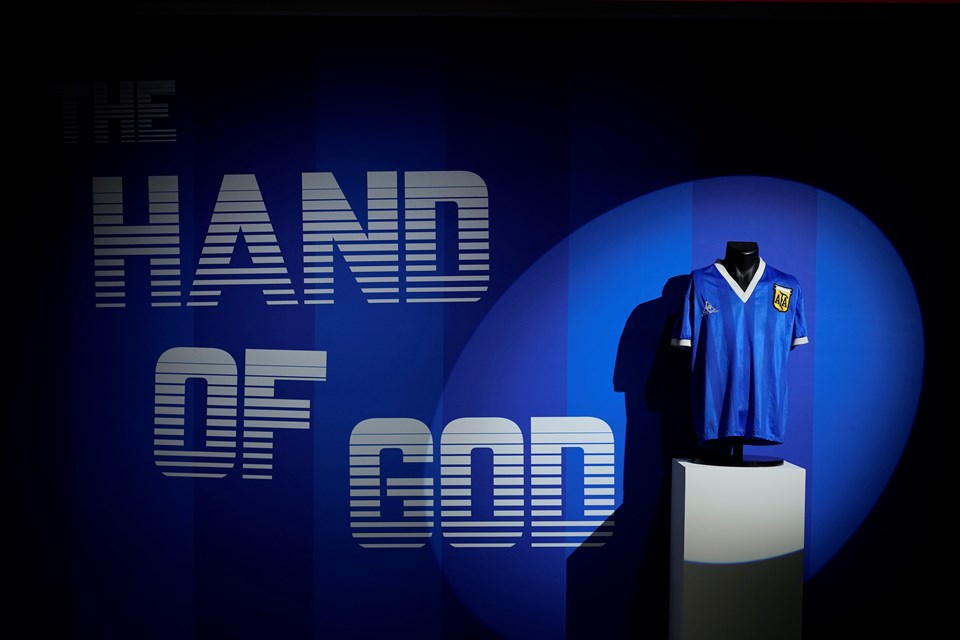 Maradona'nın 'Tanrının eli' forması 7,1 milyon sterline satıldı - 1