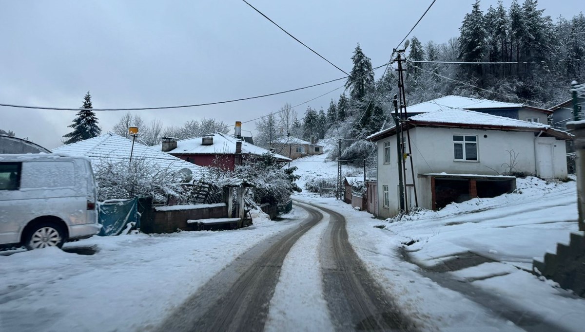 Bartın'da 35 köy yolu kardan kapandı