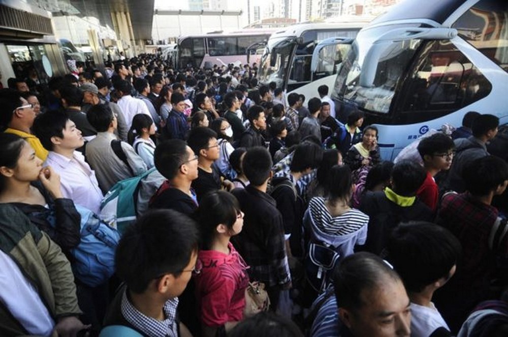 человек сидит в автобусе. девушка в метро китаянка. китаянка в автобусе. автобус новый китай. общение в общественном транспорте.