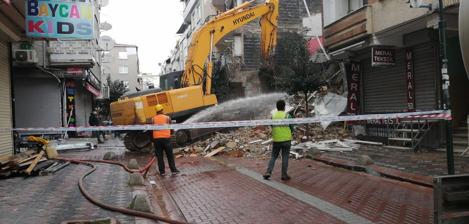 Zeytinburnu'nda 35 yıllık 5 katlı bina kontrollü olarak yıkıldı - 1
