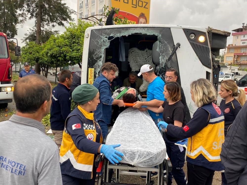 Antalya'da
otel çalışanlarını taşıyan servis devrildi: 19 yaralı - 3