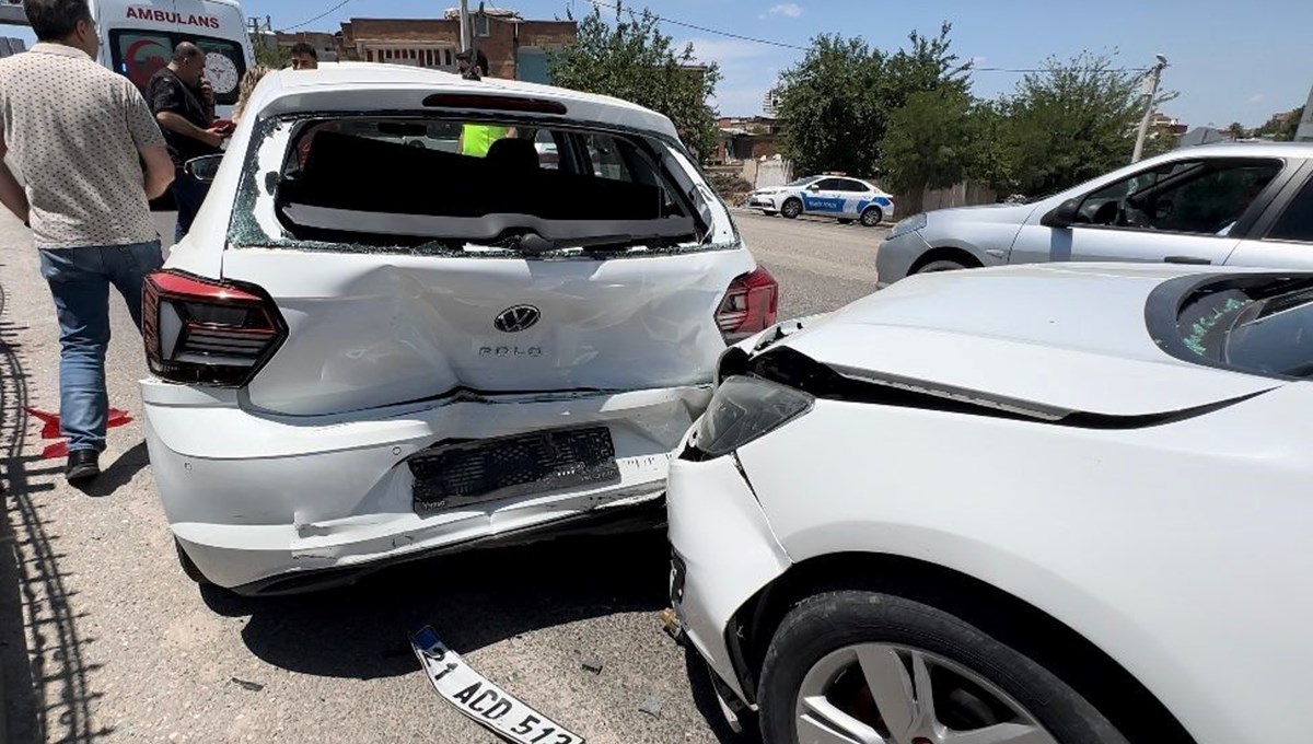 Diyarbakır'da 3 araç birbirine girdi: 4 kişi yaralandı Diyarbakır'da 3 araç birbirine girdi: 4 kişi yaralandı
