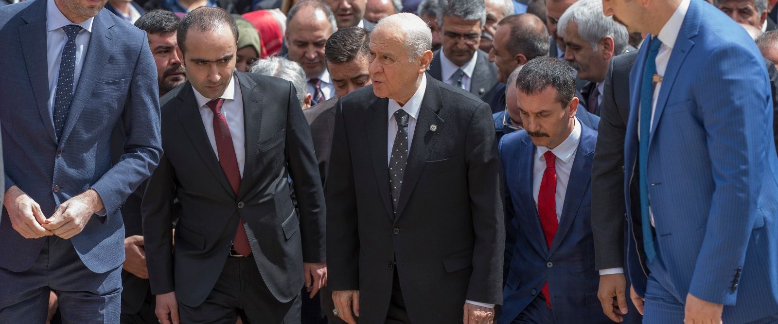Çay Içen Devlet Bahçeli