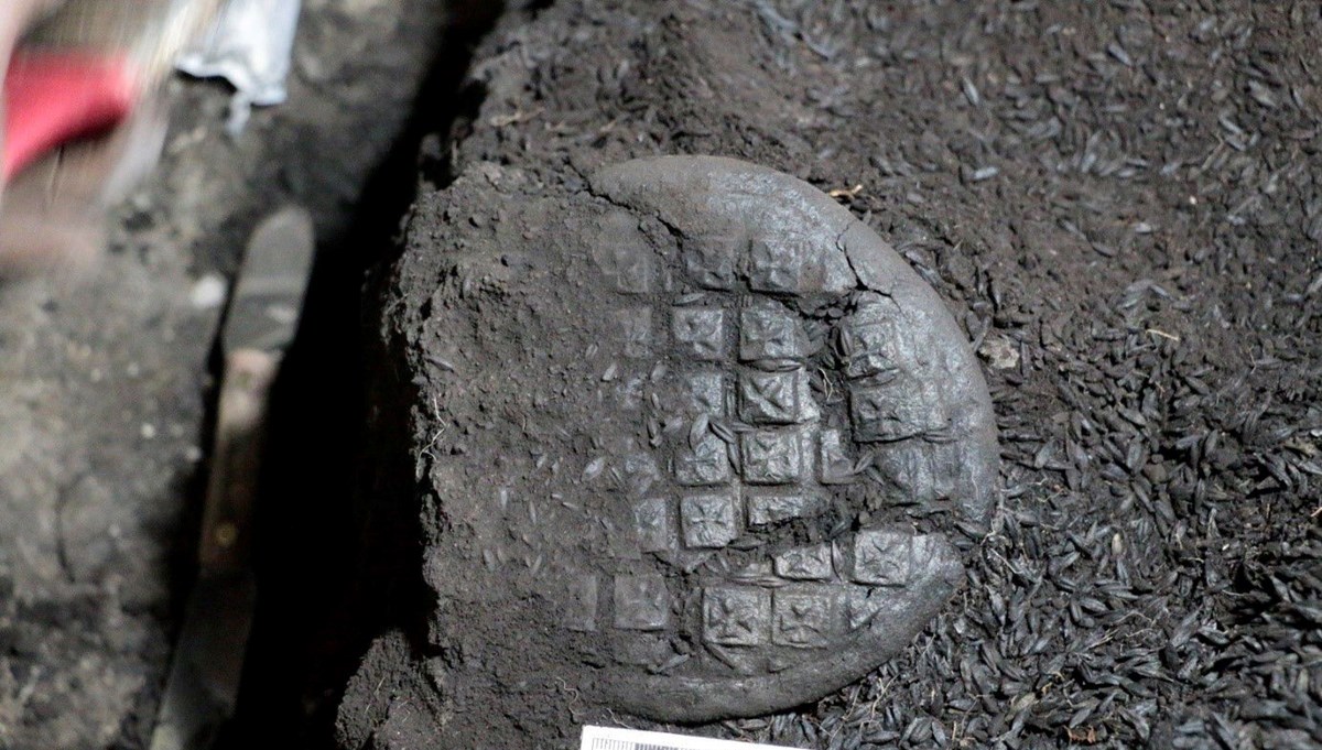 Bin 300 yıllık bezemeli arpa ekmekleri