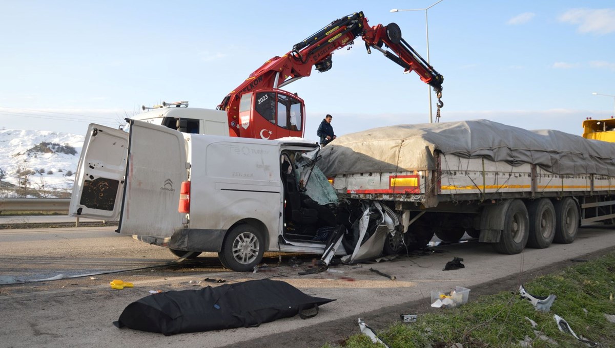 Samsun'da hafif ticari araç TIR'a çarptı: 1 ölü, 2 yaralı