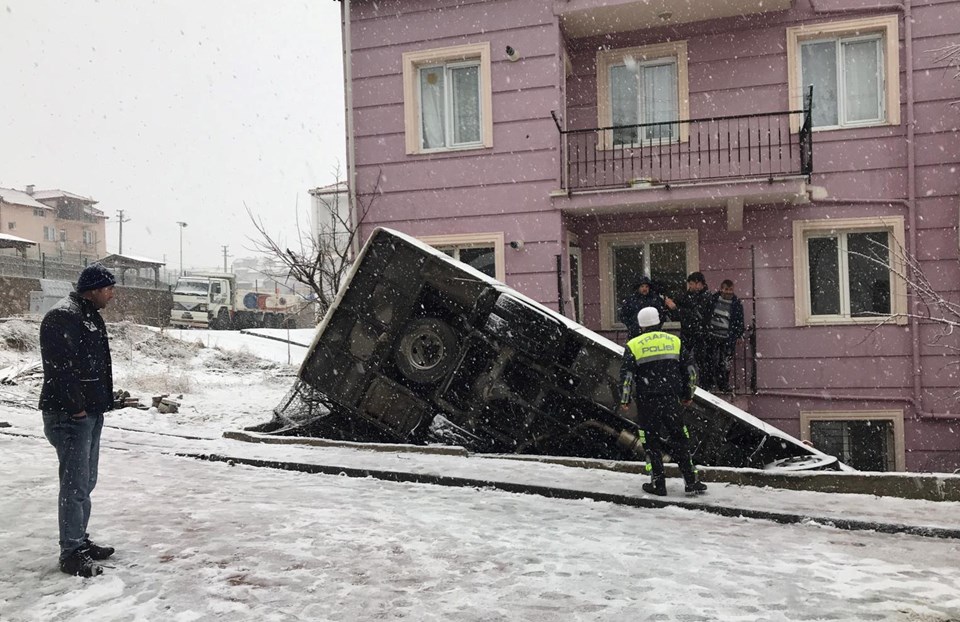 Servis minibüsü evin bahçesine devrildi - 1