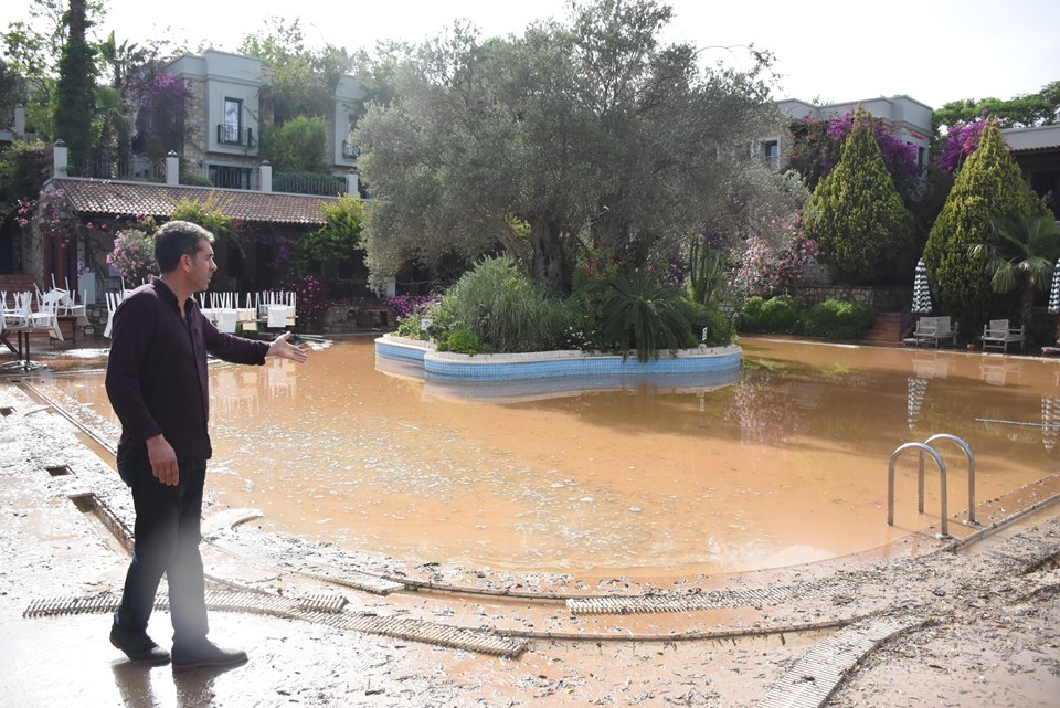 Bodrum'da içme suyu isale hattı patladı, yolda göçük oluştu - 3