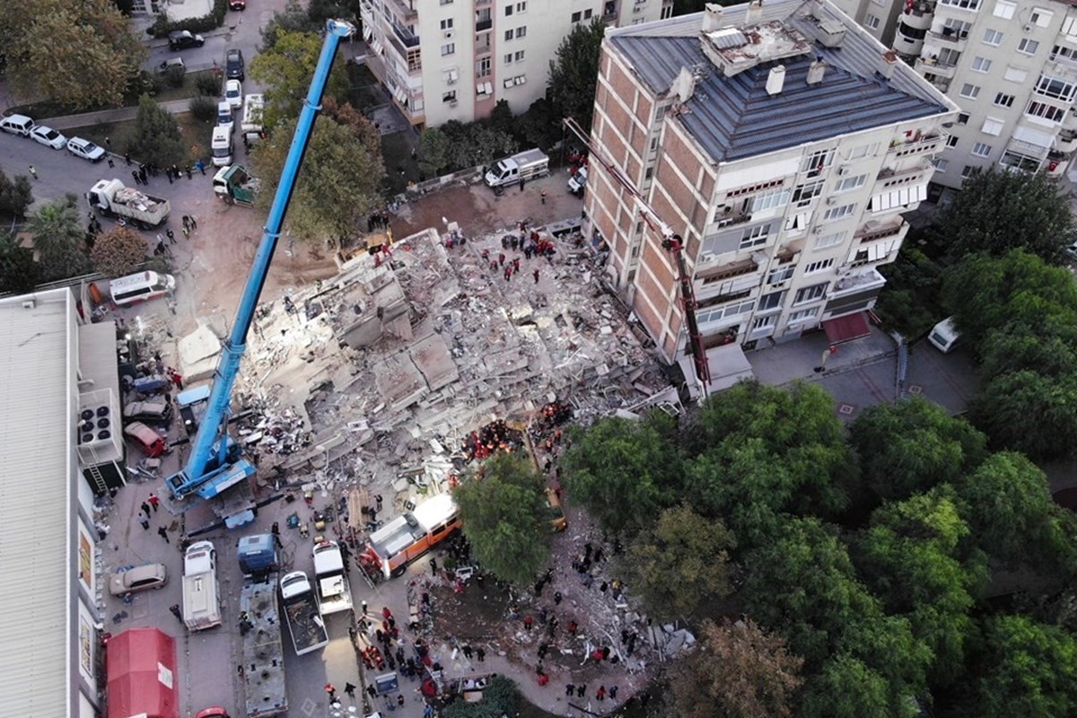 Seferihisar depreminde 15 kişinin öldüğü 12 kişinin de yaralandığı Doğanlar Apartmanı.