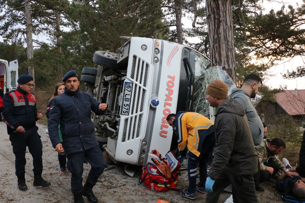Bolu'da minibüs devrildi: 19 yaralı - 2