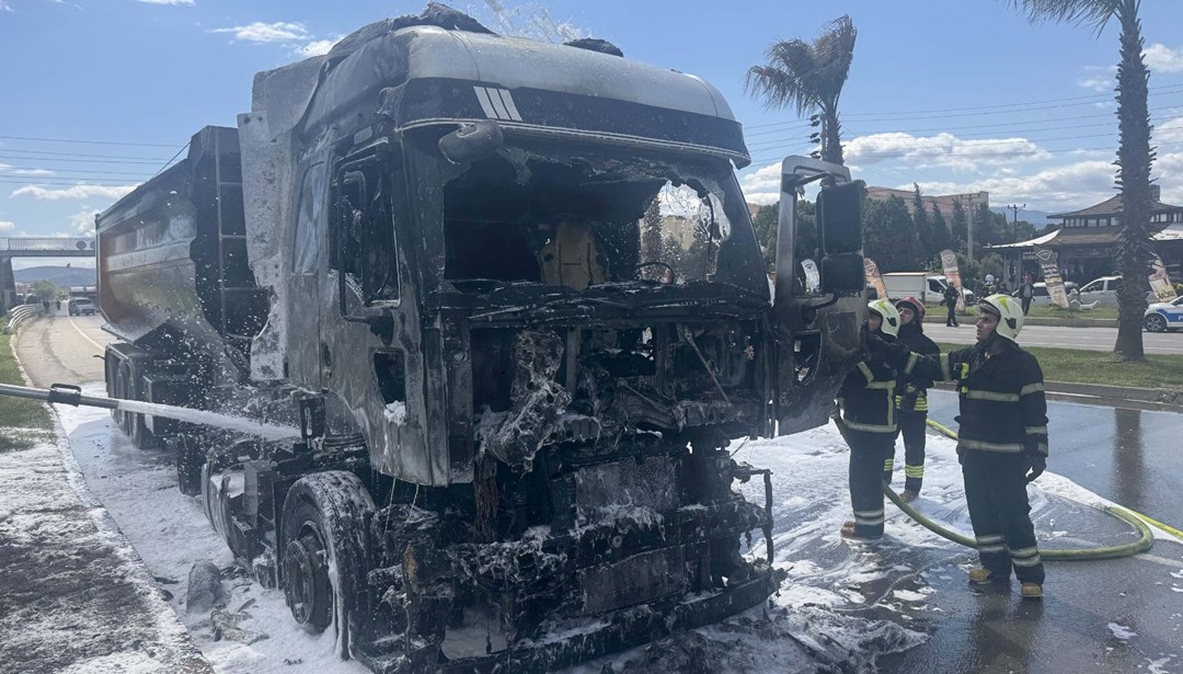 Kum yüklü TIR alev alev yandı