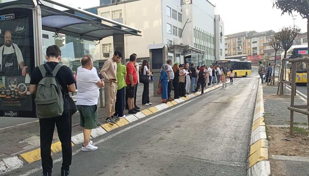 İstanbul'da halk otobüsleri kontak kapattı: Duraklarda yoğunluk oluştu - 6