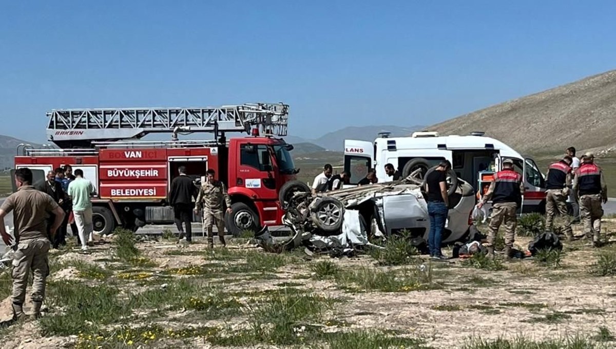 İki araç kafa kafaya çarpıştı: 4 ölü İki araç kafa kafaya çarpıştı: 4 ölü