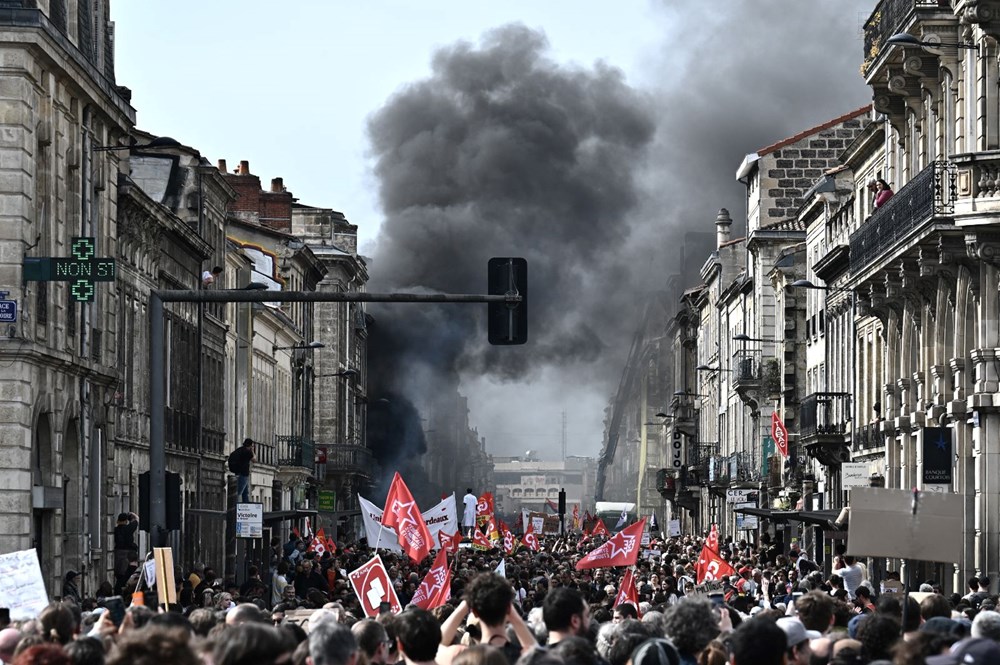 Fransa’da emeklilik reformu karşıtı gösteriler şiddetlendi: Bordeaux Belediye Binası ateşe verildi - 8