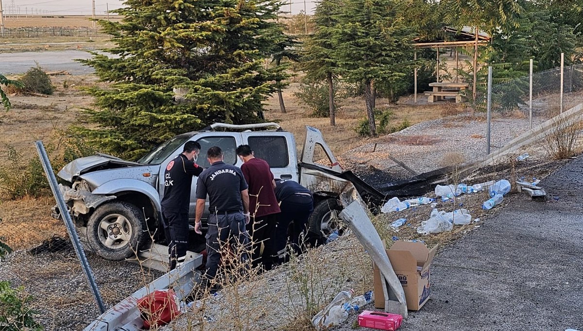 Kazada kendi araçlarında taşıdıkları asitten zehirlenen 2 kişi hayatını kaybetti Kazada kendi araçlarında taşıdıkları asitten zehirlenen 2 kişi hayatını kaybetti