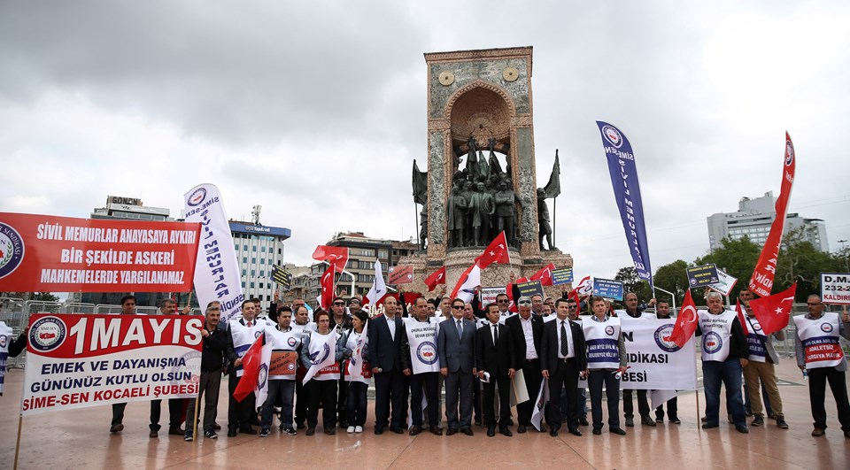 Türk-İş, Taksim Cumhuriyet Anıtı'na çelenk bıraktı - 1