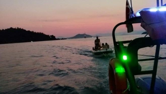 Fethiye açıklarında sürüklenen tekne