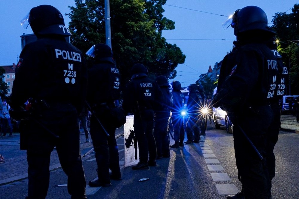 Almanya'da sokaklar karıştı: Barikatlar kuruldu, ateşler yakıldı - 4