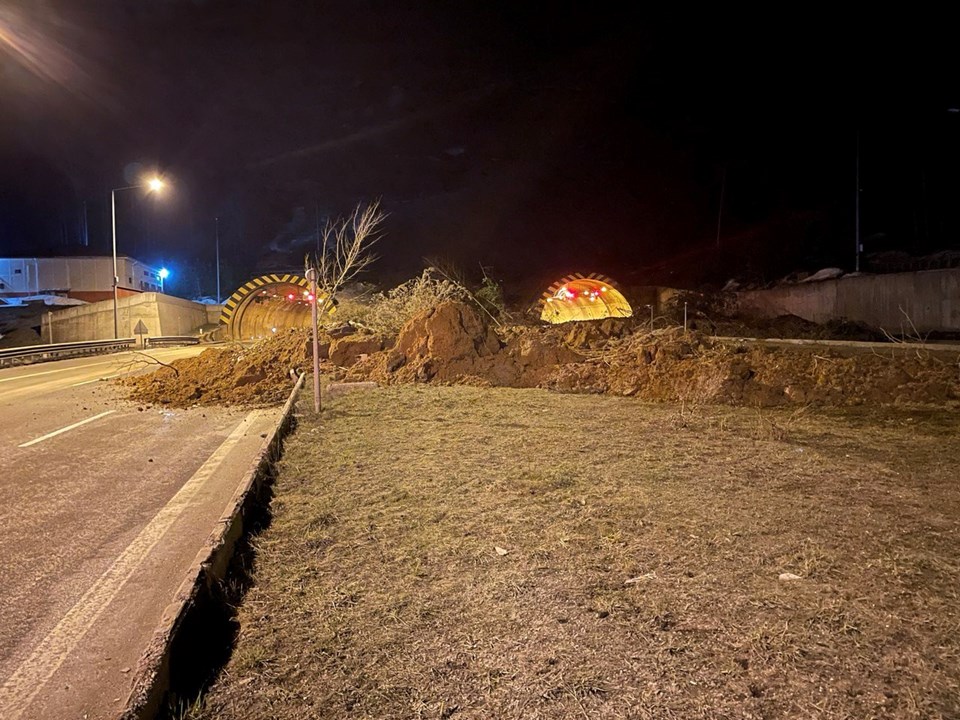 Ulaştırma Bakanlığı'ndan açıklama: Heyelan sonrasında Bolu Dağı tünelleri trafiğe çift yönlü kapatıldı - 1