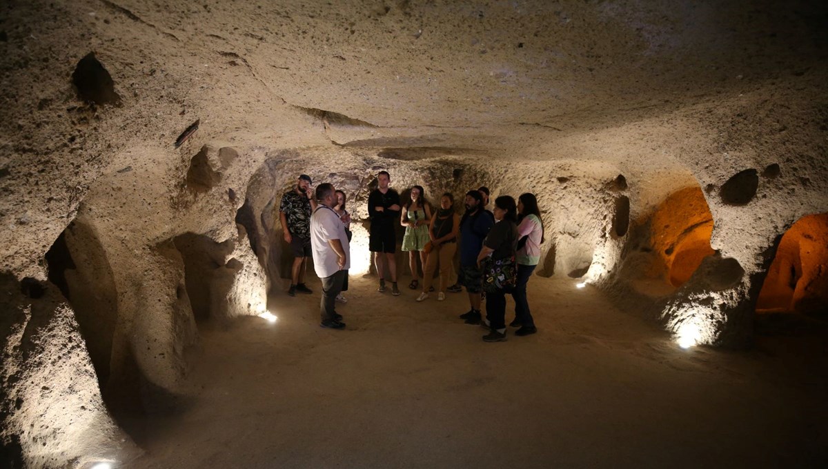 Kapadokya'ya giden turistler aşırı sıcaklar nedeniyle rotalarını yer altı şehrine çevirdi Kapadokya'ya giden turistler aşırı sıcaklar nedeniyle rotalarını yer altı şehrine çevirdi