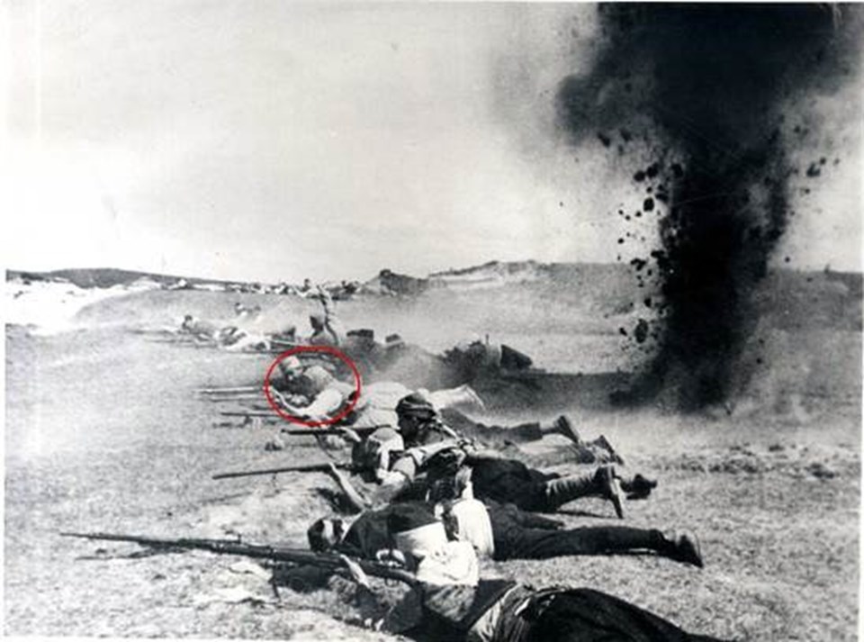 Kurtuluş Savaşı'nda siperdeyken tam arkasına top mermisi düşen Türk kadınının o anı - 1