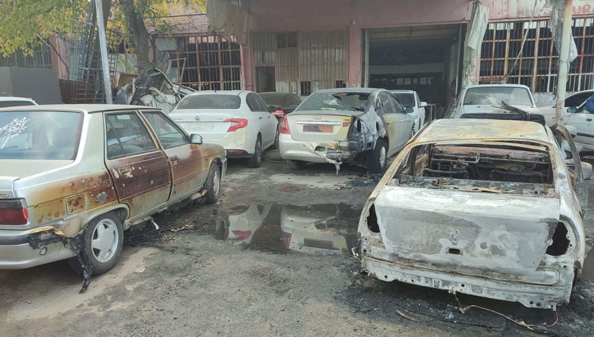 Kız arkadaşına çarpan otomobili kundakladı: 8 araç zarar gördü Kız arkadaşına çarpan otomobili kundakladı: 8 araç zarar gördü