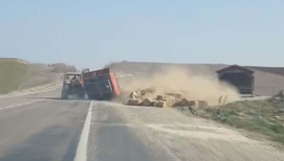 Fazla saman balyası yüklenen traktörün römorku devrildi