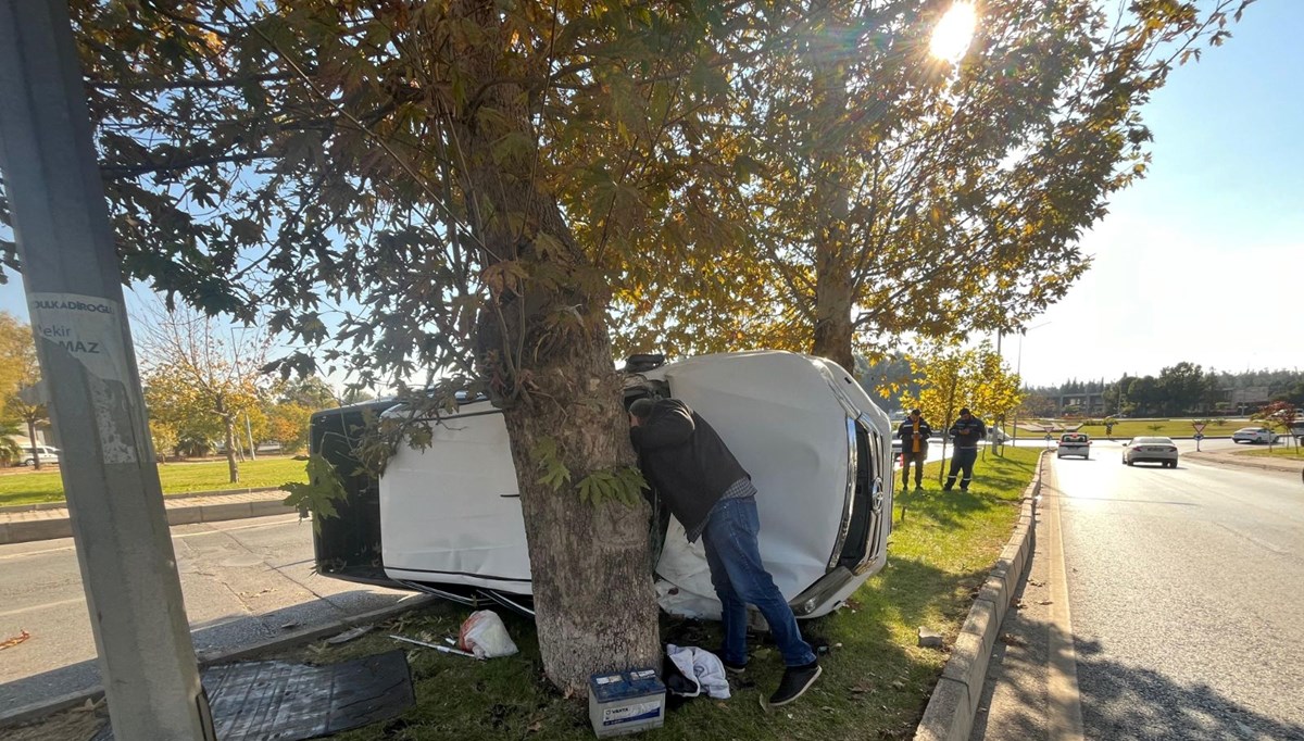 Kontrolden çıkan kamyonet refüje çıkıp devrildi: 2’si ağır 5 yaralı