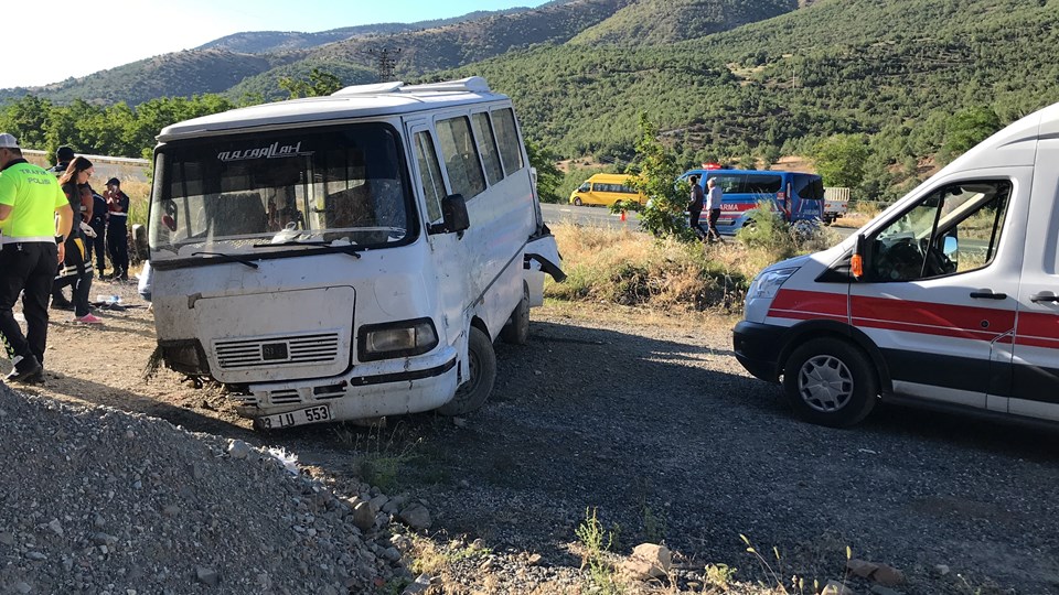 Otomobil tarım işçilerini taşıyan minibüse çaptı: 17 yaralı - 1