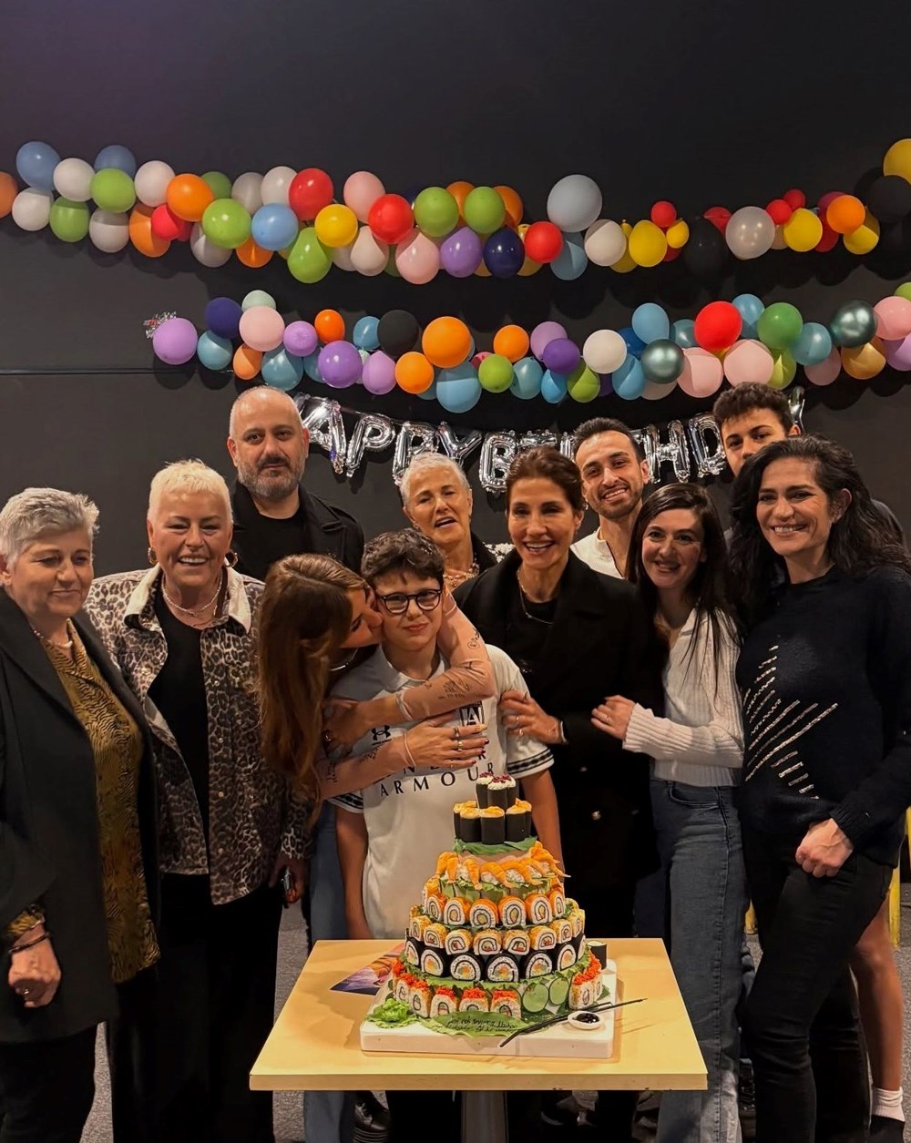 Çağla Şıkel'in Oğlu Uzay İçin Düzenlediği Sürpriz Partideki Pasta Detayı Göz Kamaştırdı! 73 i5yOjXNvH0KUIjnjjsjNjw