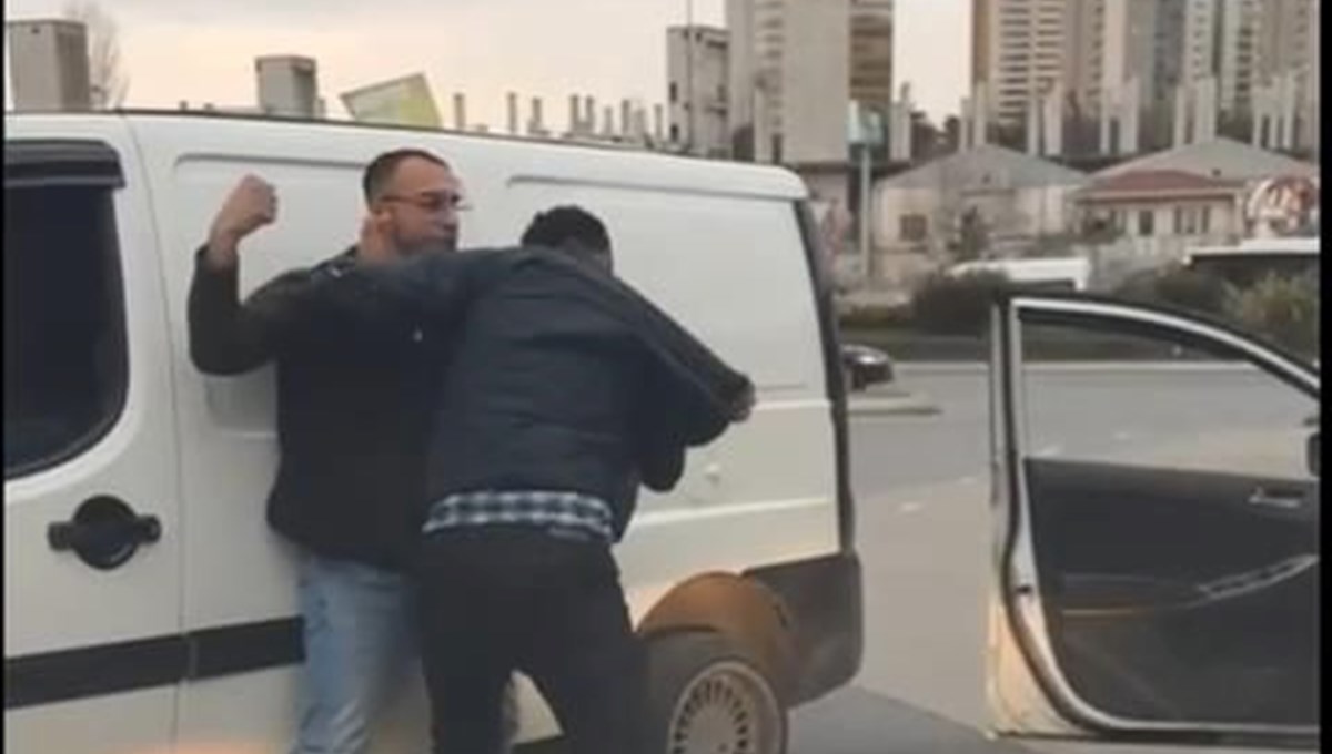 İstanbul trafiğinde yumruklu kavga İstanbul trafiğinde yumruklu kavga