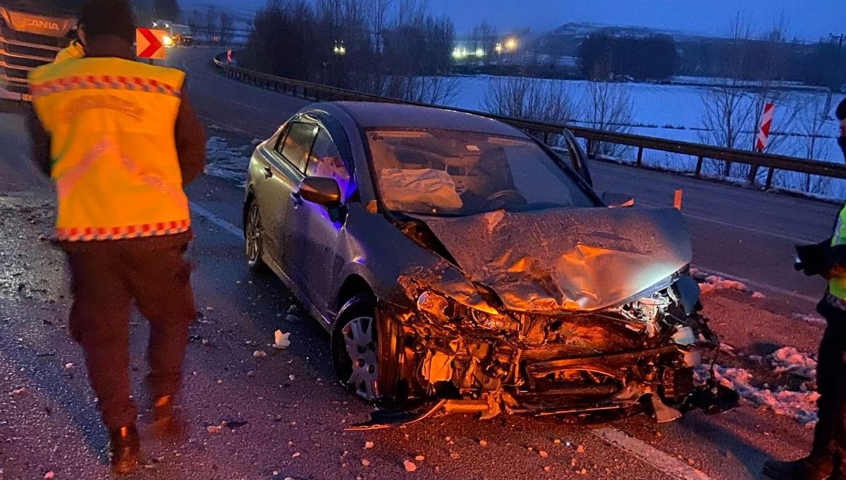 Çorum'da hafif ticari araç ile otomobil çarpıştı: 6 yaralı