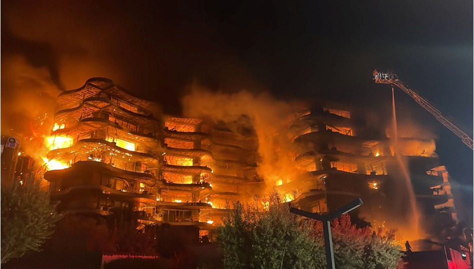 İzmir Narlıdere'de Büyük Site Yangını 2 SON DAKİKA HABERİ: İzmir Narlıdere'de büyük site yangını