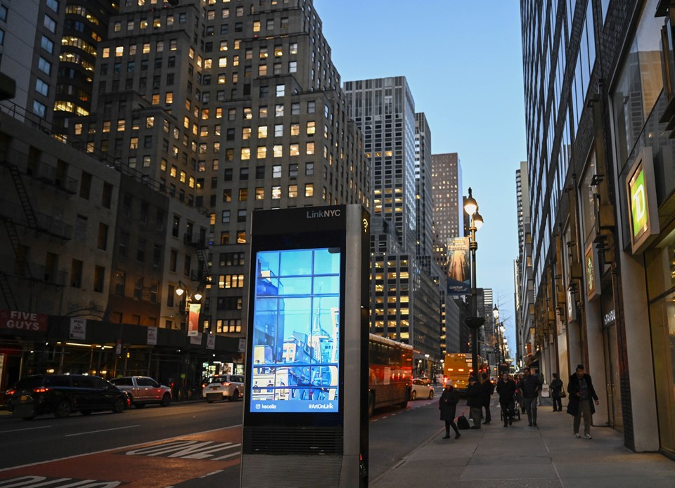 New York'ta reklam panolarında ilk kez bir Türk sanatçının eserleri sergilendi - 1