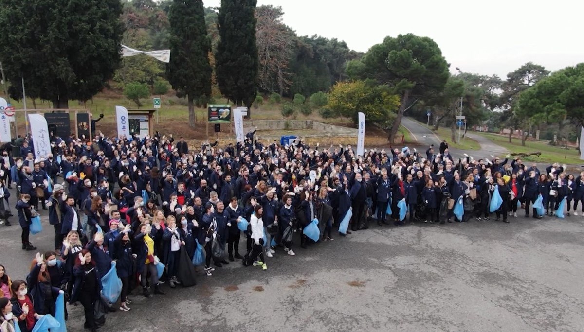 Cumhuriyet seferberliği etkinliği: Sabancı Holding şirketlerinin çalışanları Büyükada'da çöp topladı