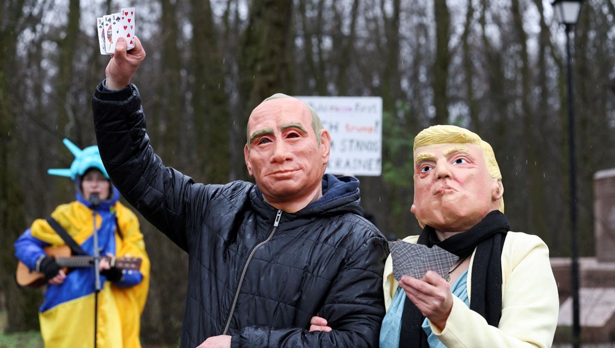 Ukraynalılar ABD Büyükelçiliği önünde Trump'ı protesto etti Ukraynalılar ABD Büyükelçiliği önünde Trump'ı protesto etti