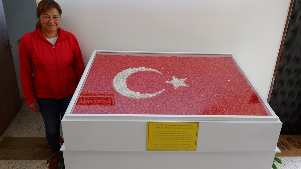 'Yıpranmış bayrak, uykumu kaçırıyor' dedi, bir gecede ilçedeki Türk bayraklarını değiştirdi - 1