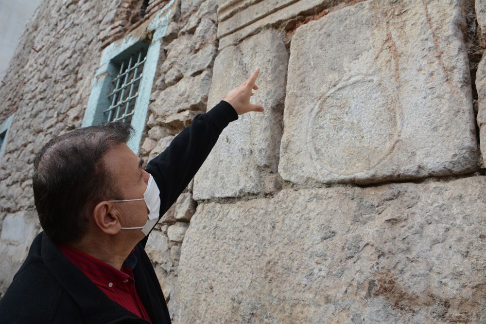 500 yıllık caminin duvarından Roma dönemine ait taşlar çıktı - 8