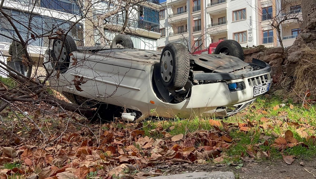 Otomobil takla atıp bahçeye düştü