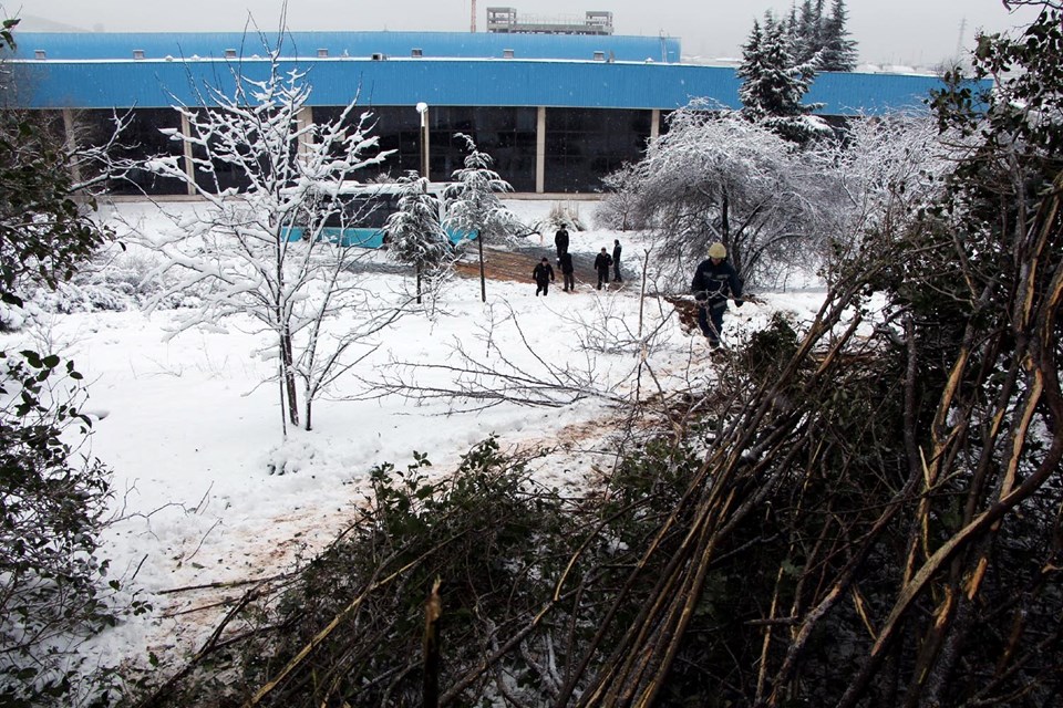 Ümraniye'de özel halk otobüsü, fabrikanın bahçesine girdi - 3