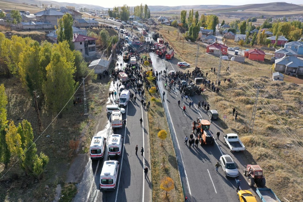 Ağrı'da yolcu otobüsü, iki kamyona çarptı: 7 ölü, 11 yaralı - 8