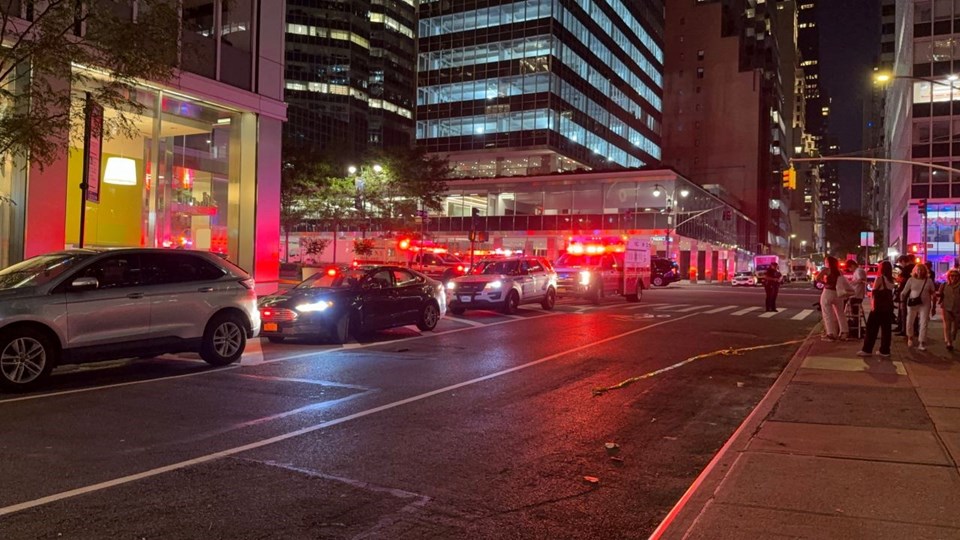 New York'ta gökdelene silahlı baskın: 1'i polis 4 kişiyi öldüren saldırgan intihar etti - 3