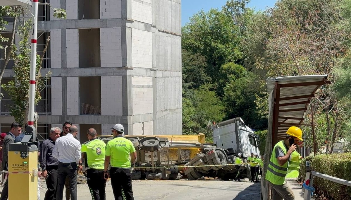 İstanbul’da feci ölüm: Yan yatan hafriyat kamyonunun altında kaldı İstanbul’da feci ölüm: Yan yatan hafriyat kamyonunun altında kaldı
