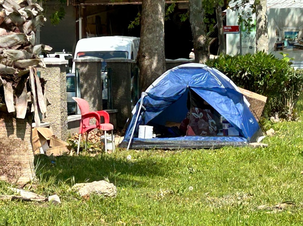 Kaza geçirdi, bacağı sakatlanınca işinden oldu: Parkta çadırda yaşıyor 73 i99f9hi4XEmkH4E2p9dTiA