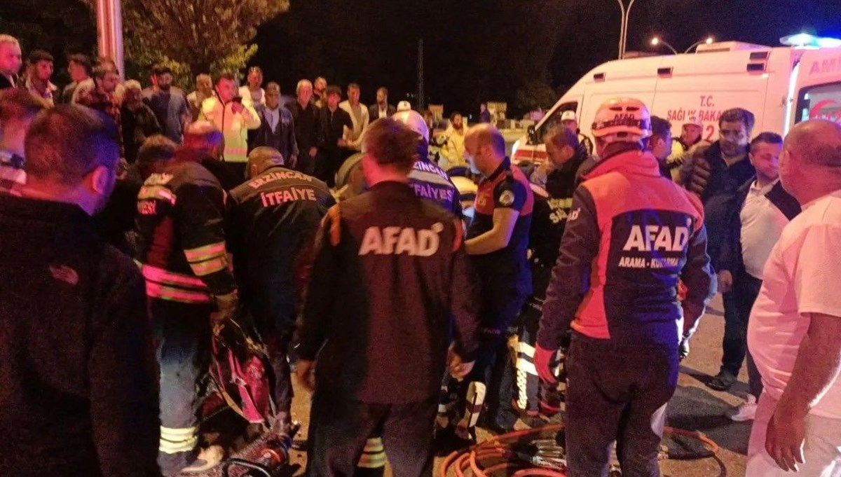 Takla atan otomobilde sıkışan 2 kişi kurtarıldı Takla atan otomobilde sıkışan 2 kişi kurtarıldı