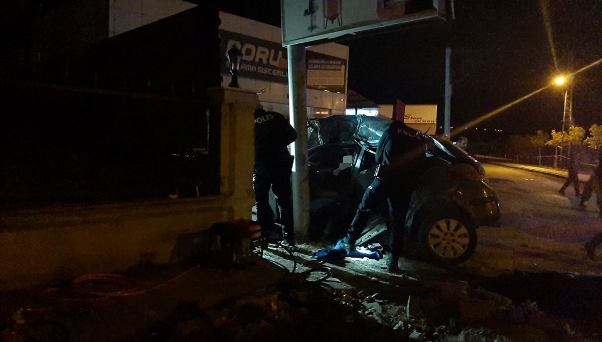 Çorum'da otomobil reklam tabelasına çarptı: 3 ölü Çorum'da otomobil reklam tabelasına çarptı: 3 ölü
