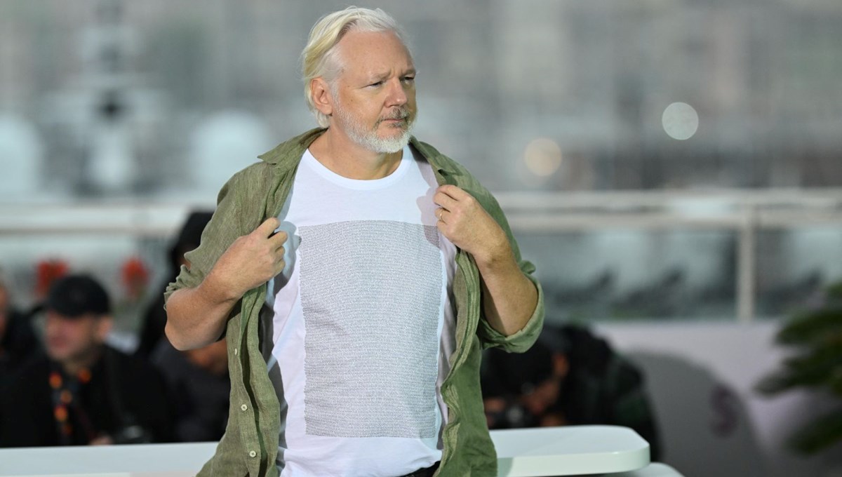 Assange'dan tişörtle Gazze mesajı