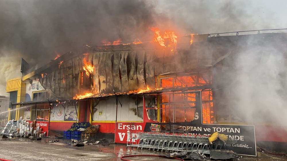 Kocaeli'de market deposunda yangın: Alevler belediyenin sosyal tesisine sıçradı - 1