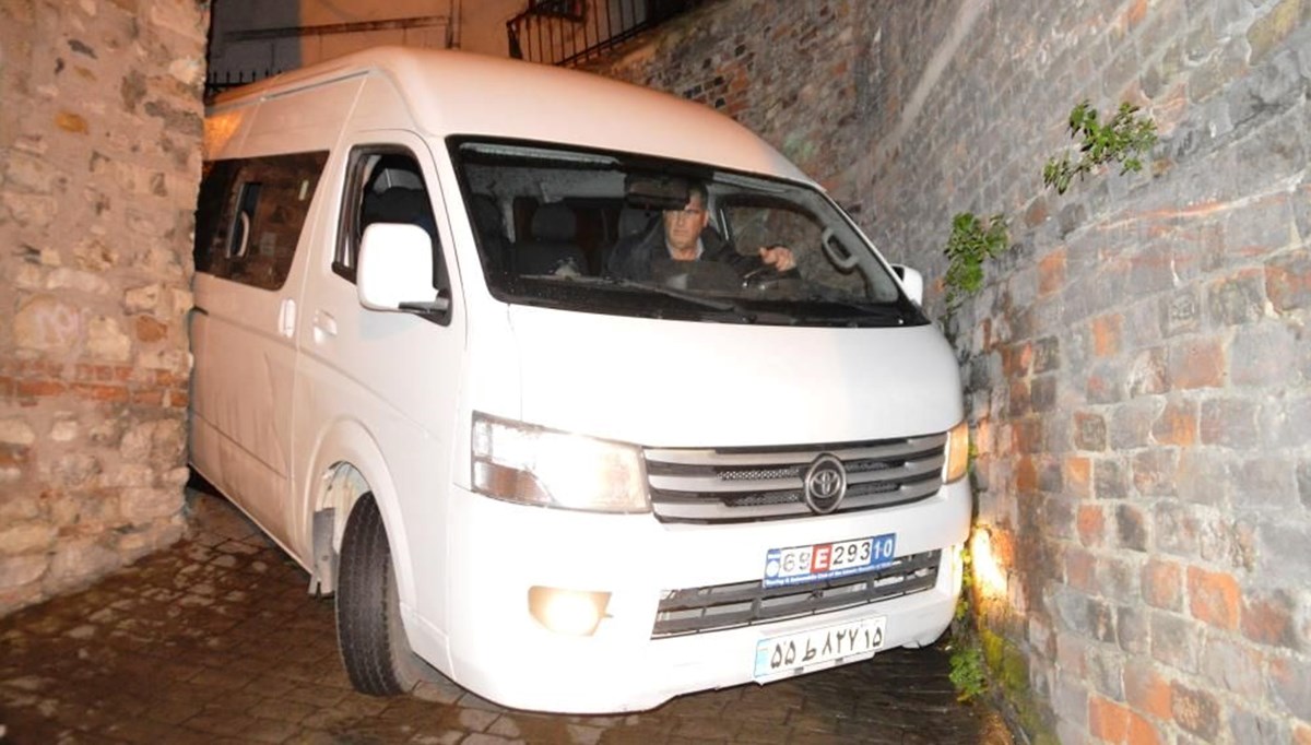 Beyoğlu'nda minibüs dar sokakta sıkıştı: Mahsur kalanları itfaiye kurtardı