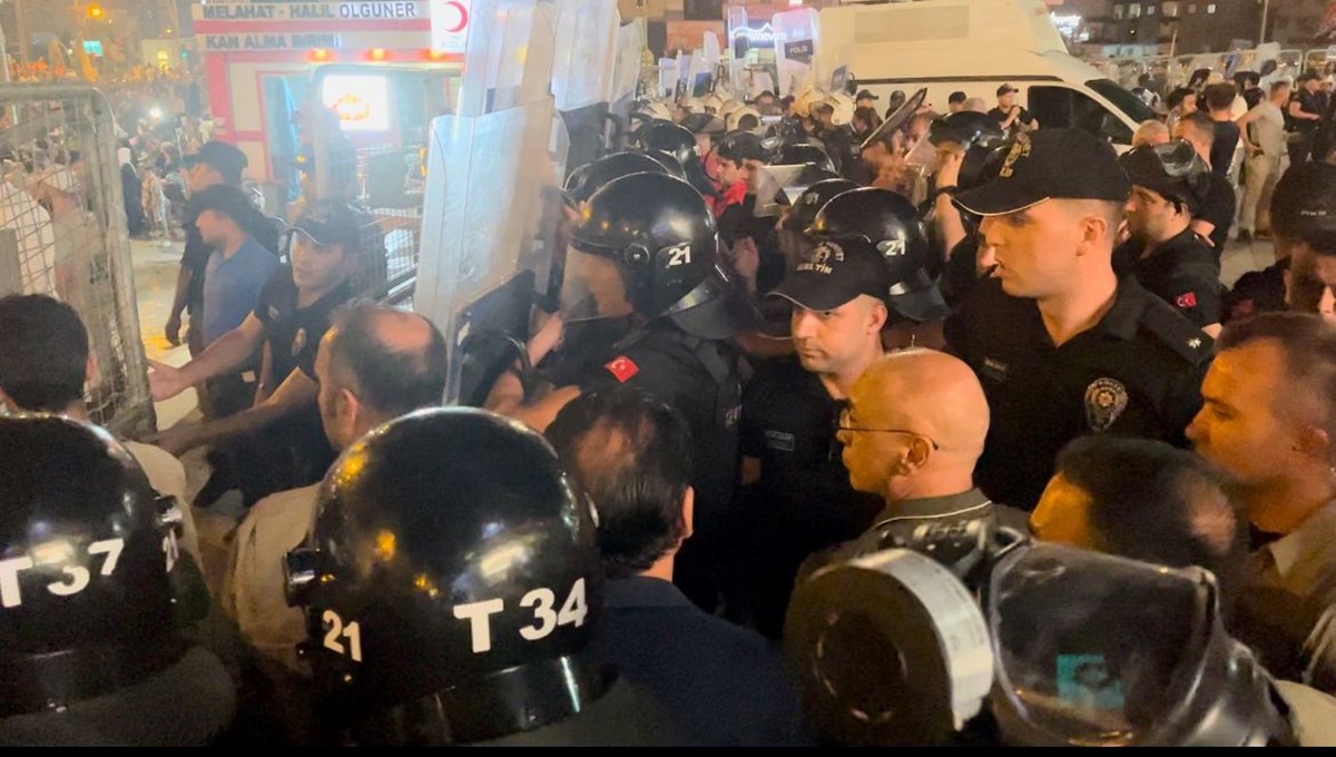 Diyarbakır'da İsrail protestosu: Kahve zinciri şubesine taşlı saldırı girişimi